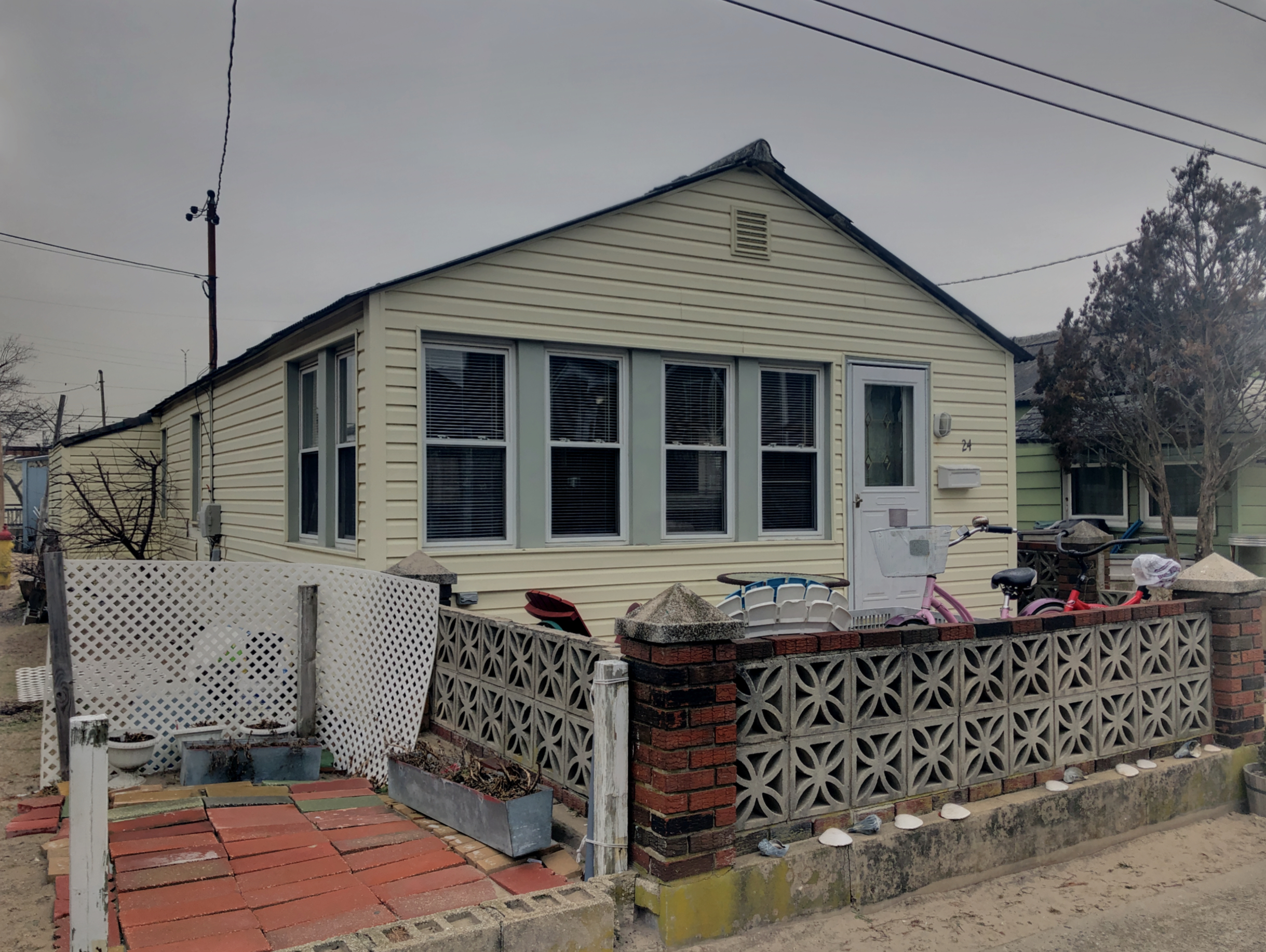 Closed!! Breezy Point wedge bungalow